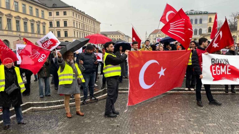 Almanya'da İmamoğlu'na Destek Yürüyüşü