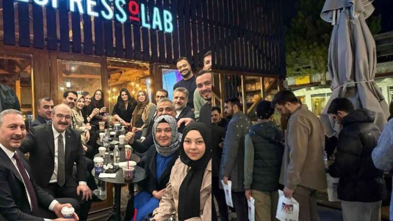 Espressolab Önünde Namaz Kıldılar