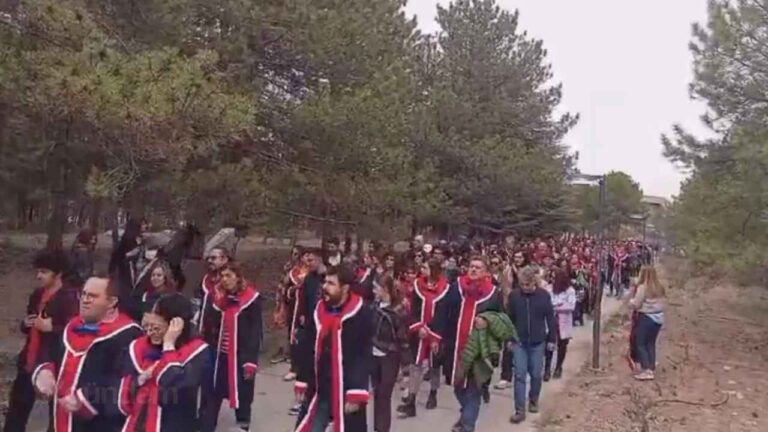 ODTÜ'de Akademisyenlerden Destek Yürüyüşü