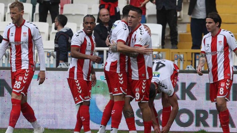 Sivasspor, Adana Demirspor'u Gol Yağmuruna Tuttu